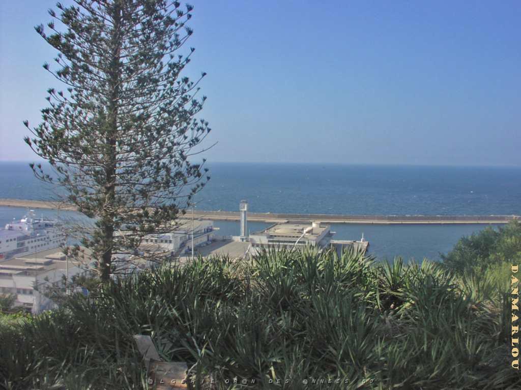ORAN  promenade de l etang le quai de l horloge.JPG